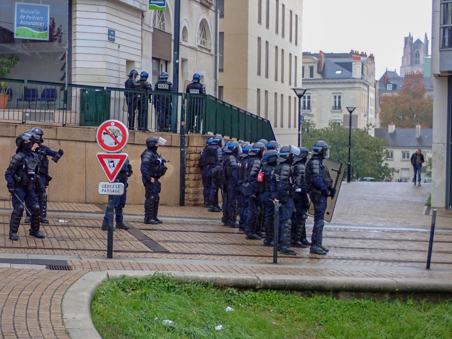 CRS riot police kettling protesters — Oct. 24, 2026, Rue du Pont Sauvetout, Nantes, Pays de la Loire, France
