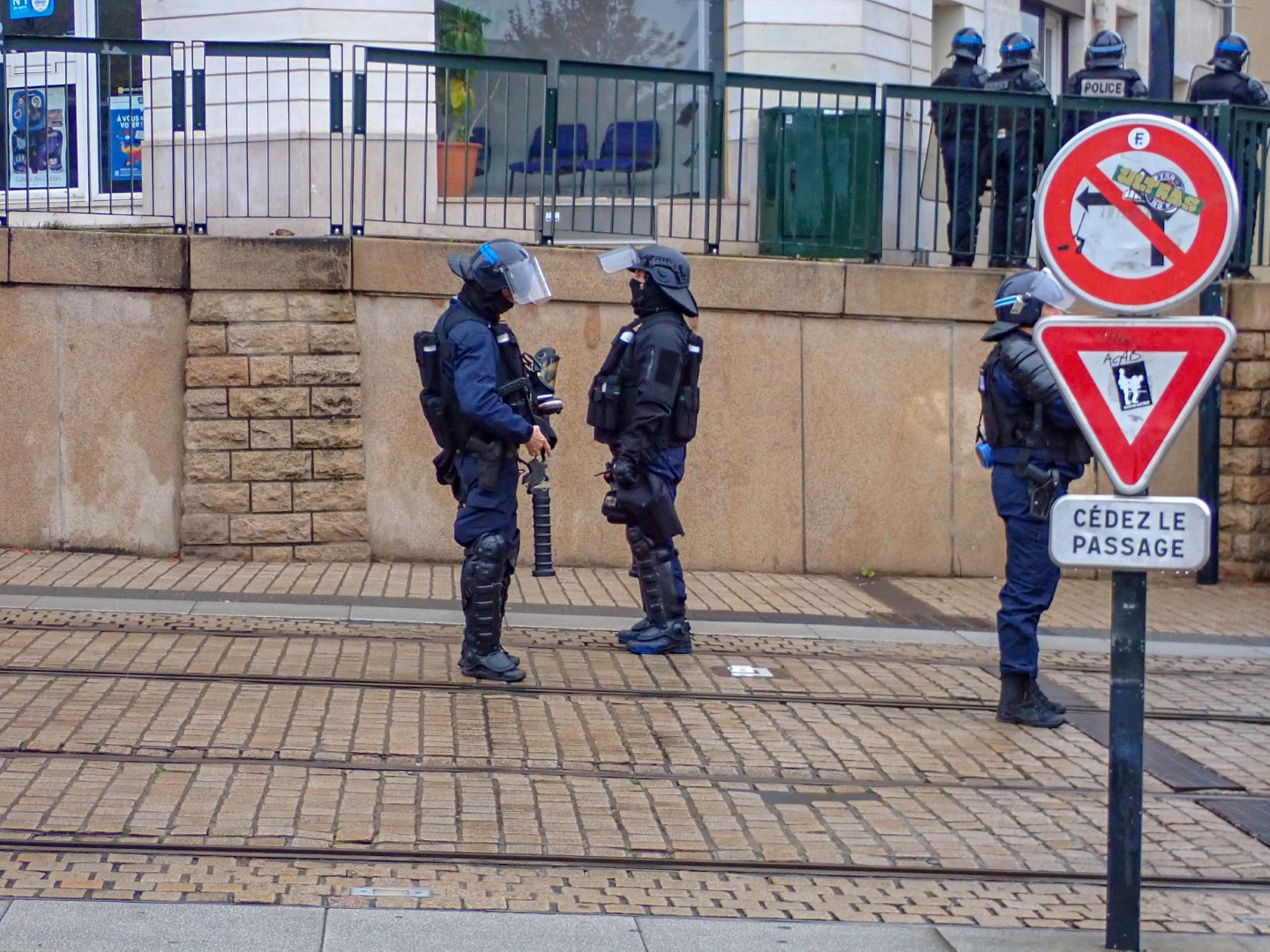 CRS riot police kettling protesters — Oct. 24, 2026, Rue du Pont Sauvetout, Nantes, Pays de la Loire, France