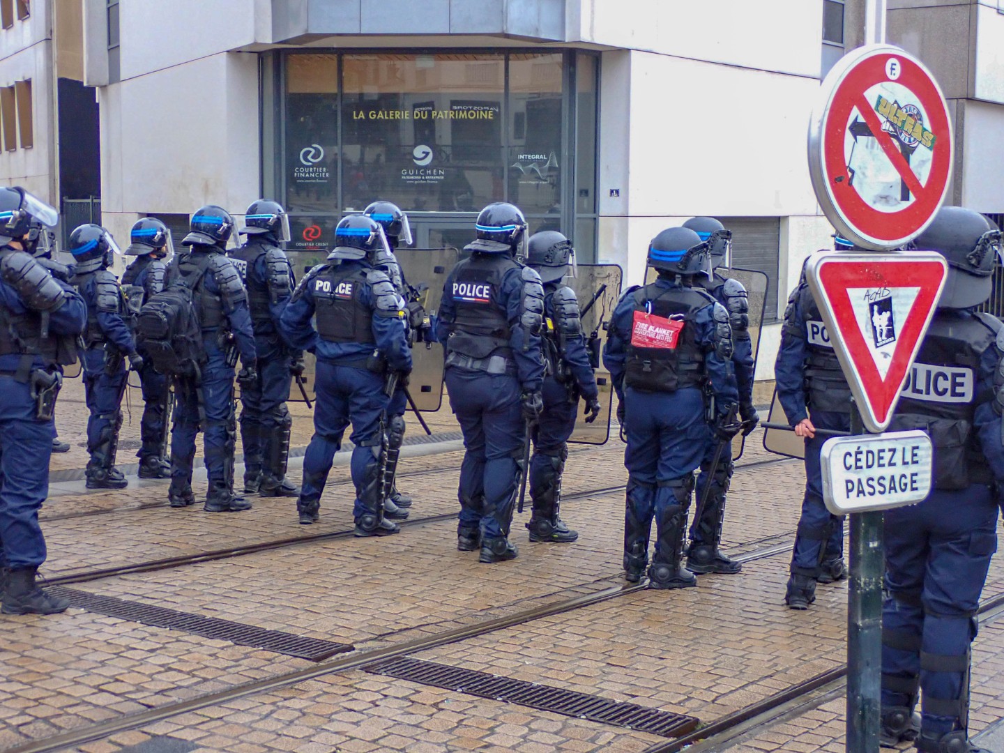 CRS riot police kettling protesters — Oct. 24, 2026, Rue du Pont Sauvetout, Nantes, Pays de la Loire, France